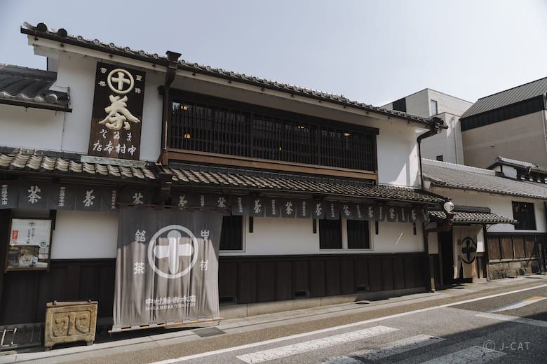 Fachada histórica da Nakamura Tokichi Honten na cidade japonesa de Uji