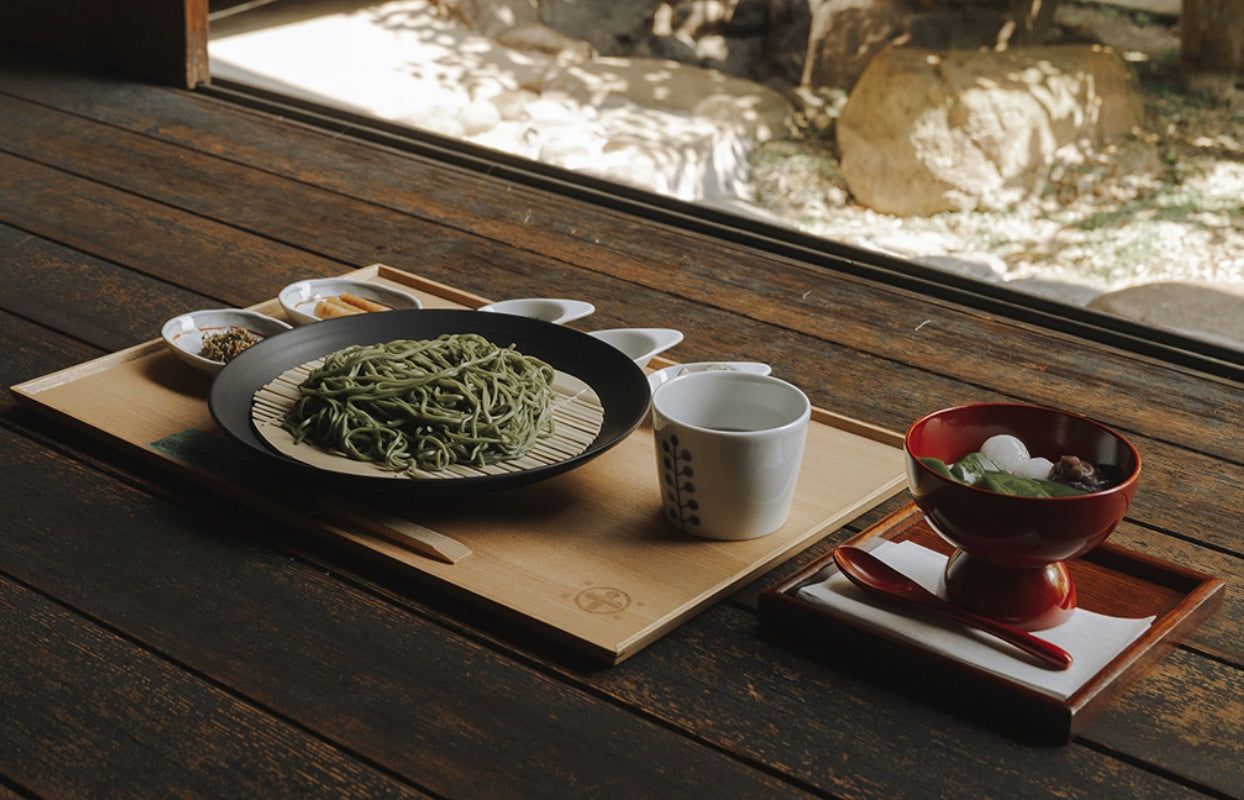 Chasoba e namacha jelly servidos junto ao jardim da Nakamura Tokichi