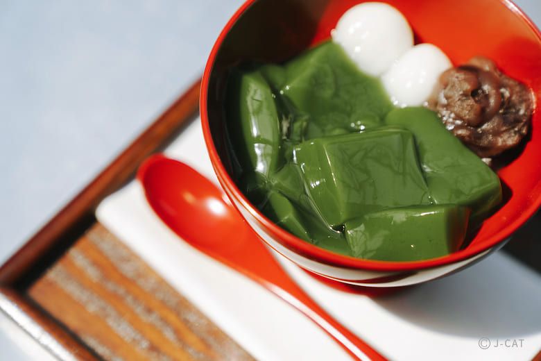 Sobremesa namacha jelly com gelatina de matcha, anko e shiratama