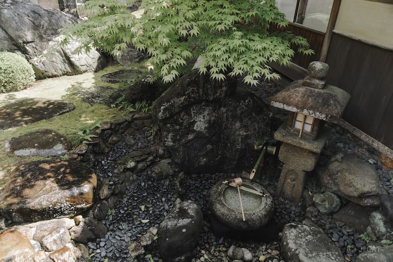 Jardim de pedras e tsukubai junto à sala de chá Zuisho-an