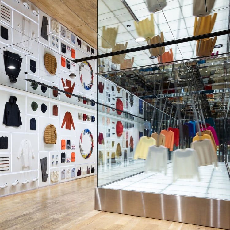 Instalação de malhas suspensas no interior da UNIQLO Ginza