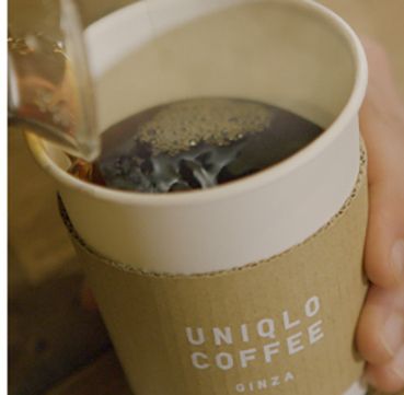 Café sendo servido no UNIQLO Coffee, no 12º andar